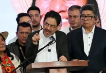 Candidato Cepeda acusa al presidente ecuatoriano de “meter mano” en elecciones colombianas